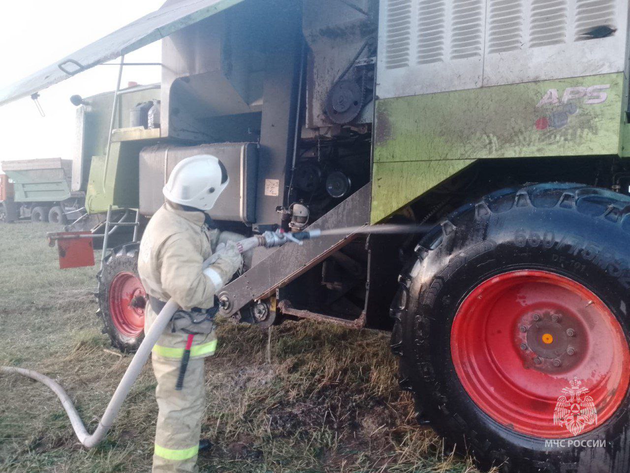 В Татарстане во время работы в поле загорелся комбайн
