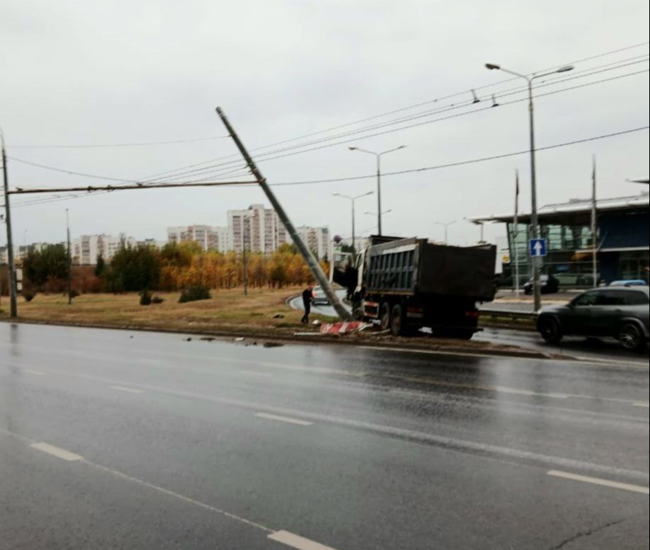 Движение некоторых троллейбусов и трамваев остановлено из-за аварии на Ямашева