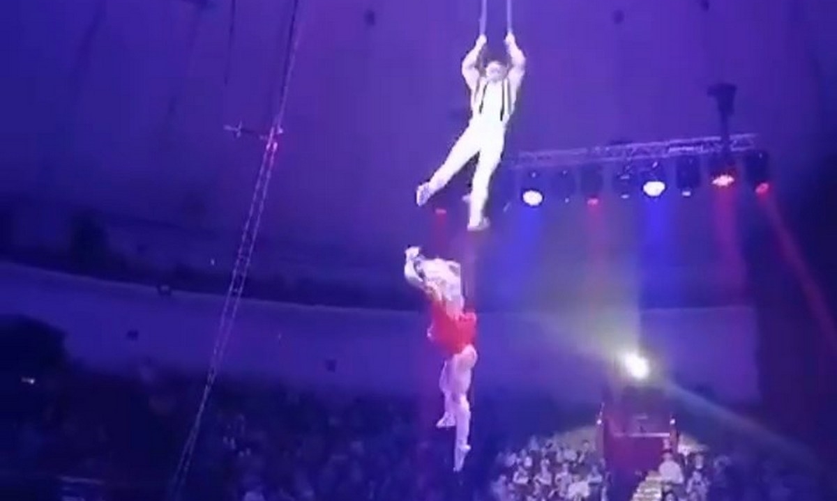 Гимнастка из Казани упала с шестиметровой высоты и сломала руки во время шоу
