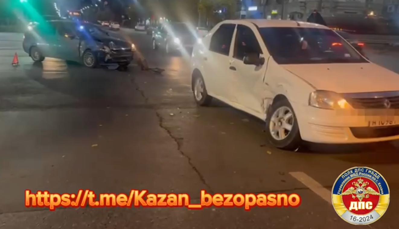 Водитель «Лады» в Казани на скорости врезался в «Рено Логан» на перекрестке
