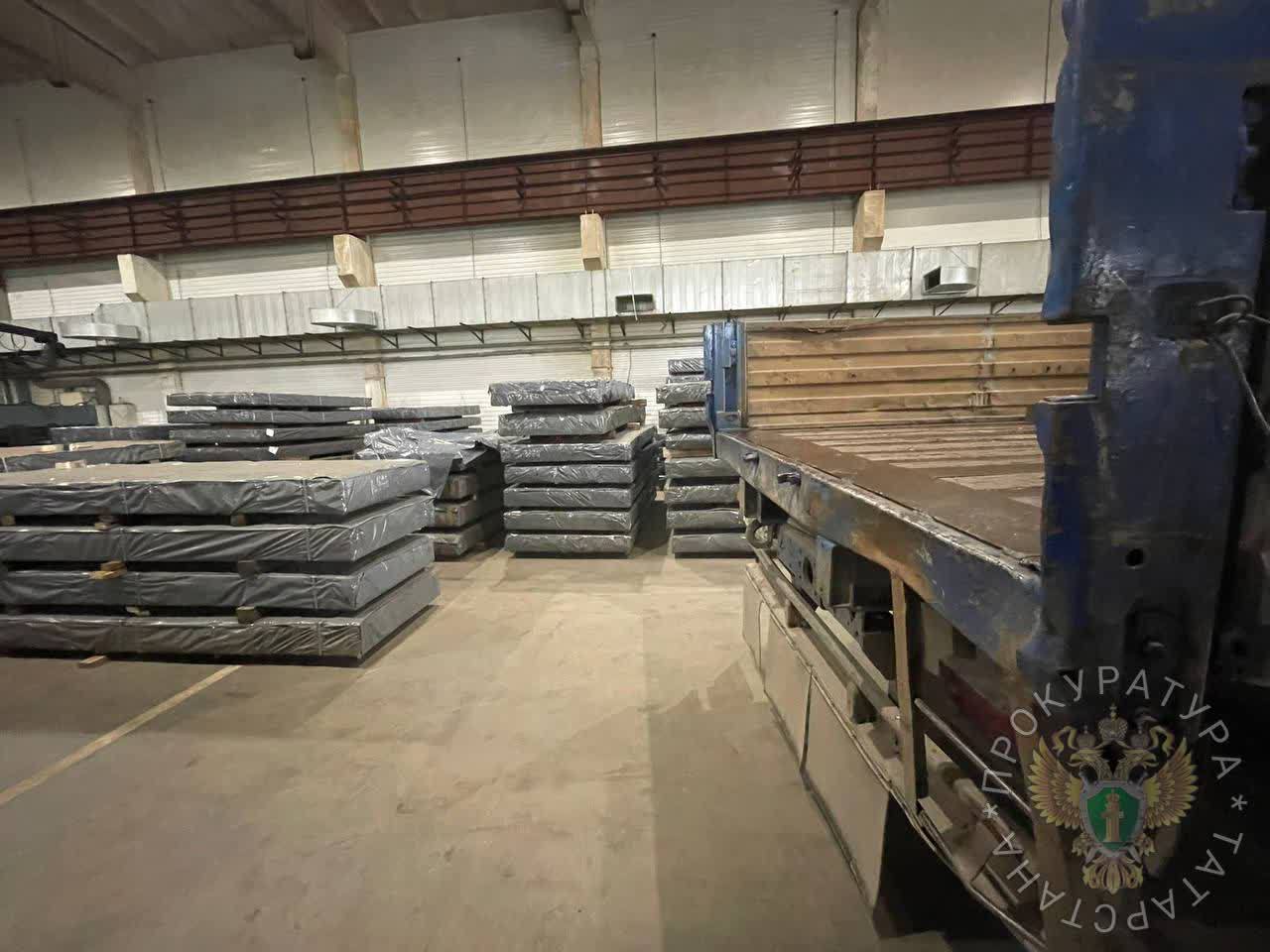 На заводе в Татарстане рабочий разбил голову при разгрузке металла