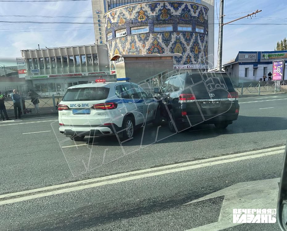 Автомобиль ДПС столкнулся с машиной Кабмина Татарстана
