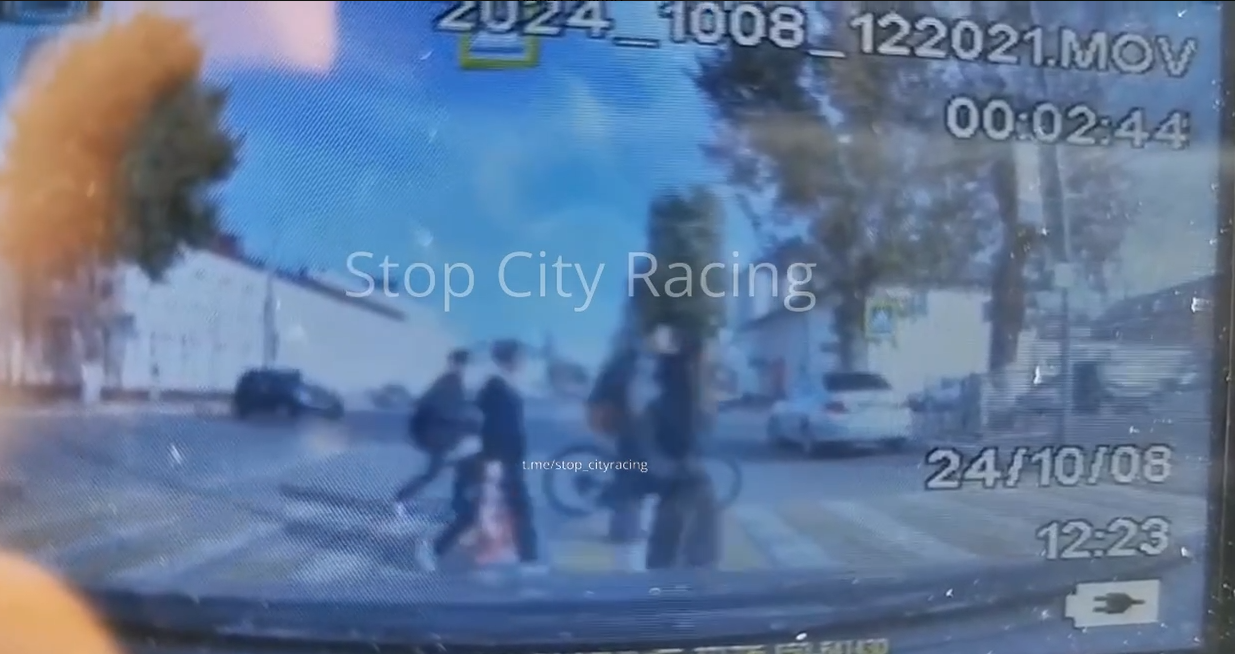 В Чистополе ребенок выпал из машины на полном ходу