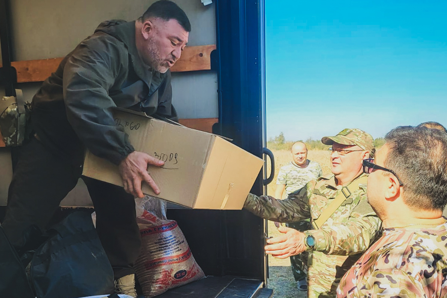 Делегация ДУМ Татарстана передала мобилизованным в ЛНР еду и планшеты