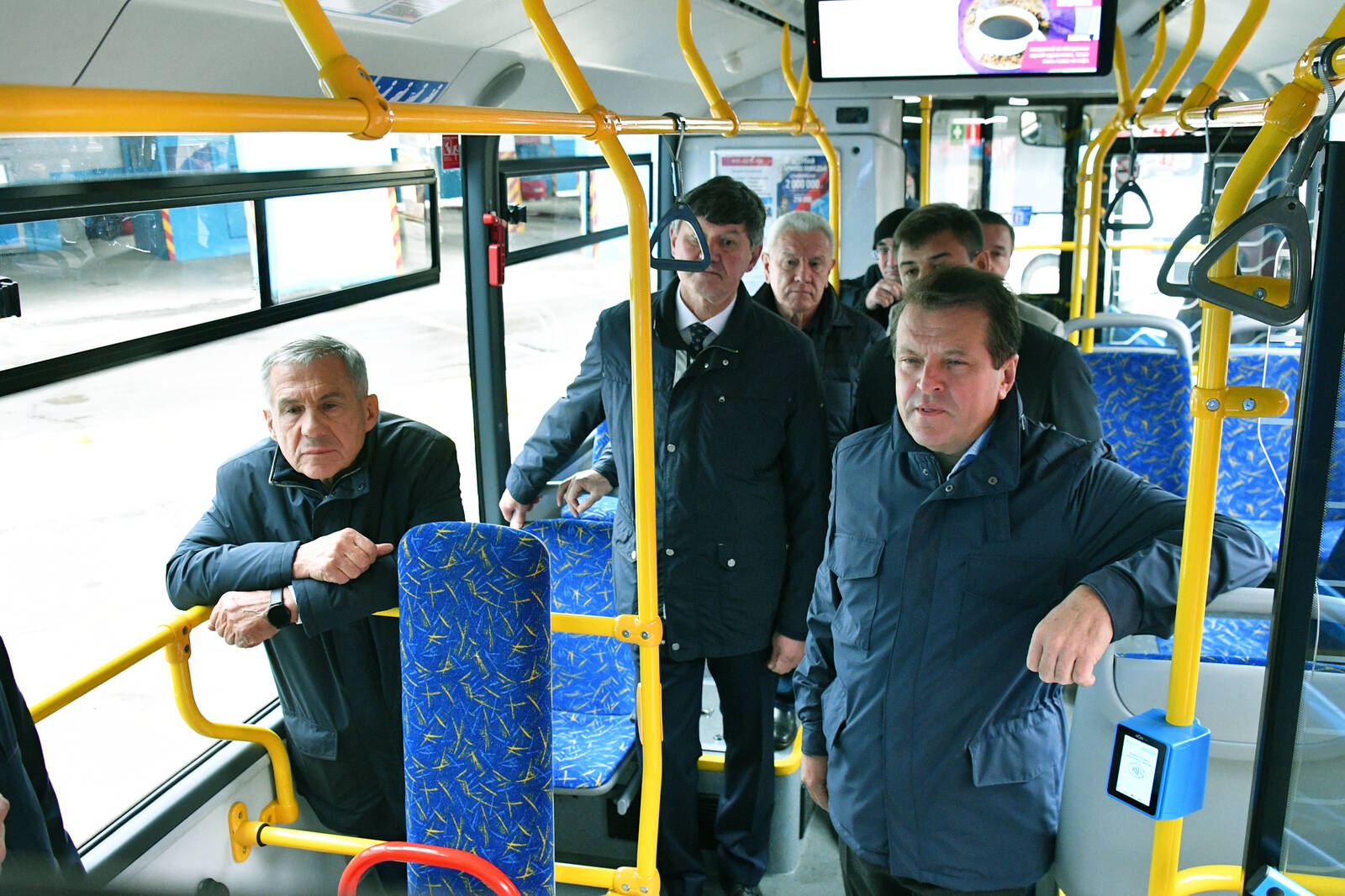 Минниханову показали новые автобусы, которые появятся на маршрутах Казани