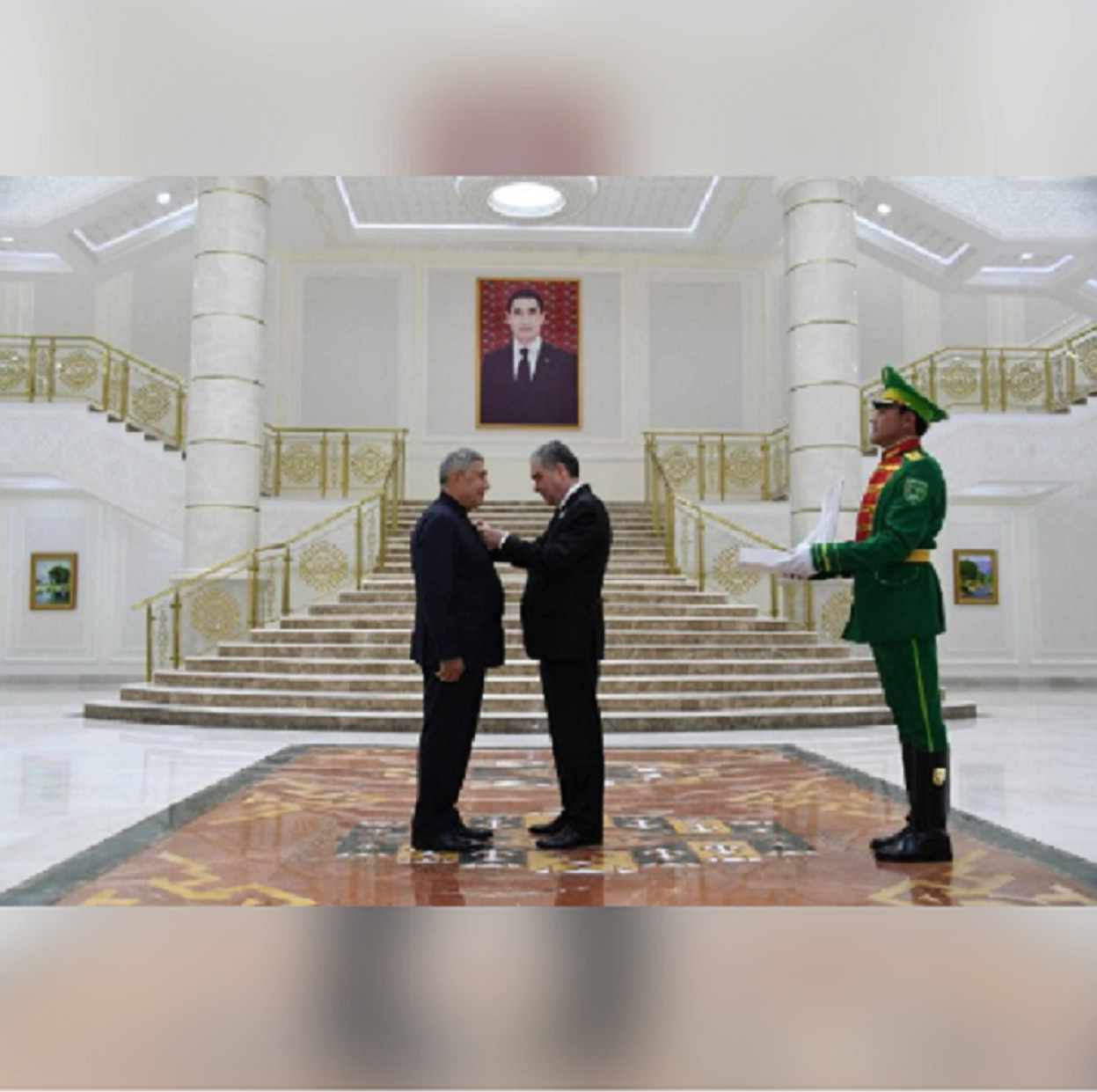 Рифкату Минниханову вручили юбилейную медаль «К 300-летию Махтумкули Фраги»