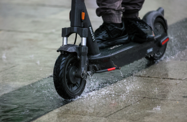 Езду на электросамокатах в дождь предложили запретить в России