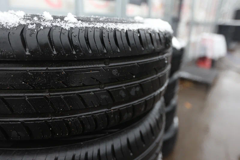 Россиянам напомнили о штрафах за езду на летних шинах зимой