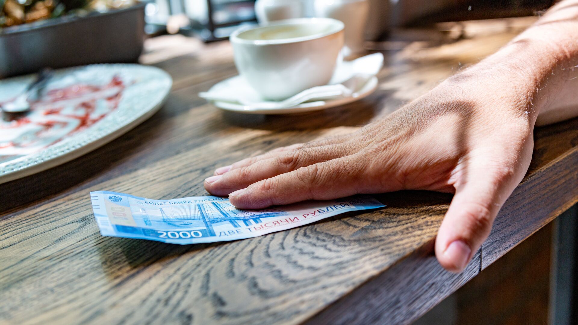 Жительницы Казани предположили, кто из книжных героев делил бы счет в ресторане