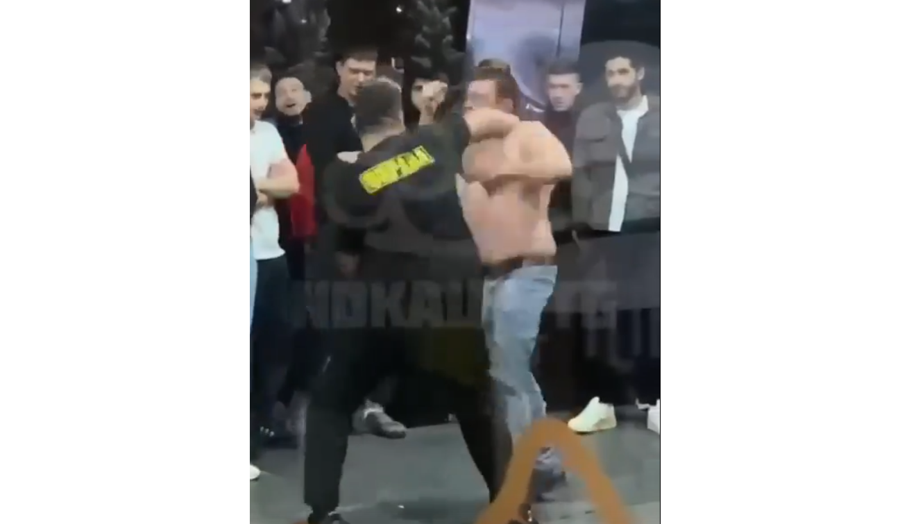 Полиция проверит драку охранника с полуголым мужчиной у ТЦ в Казани