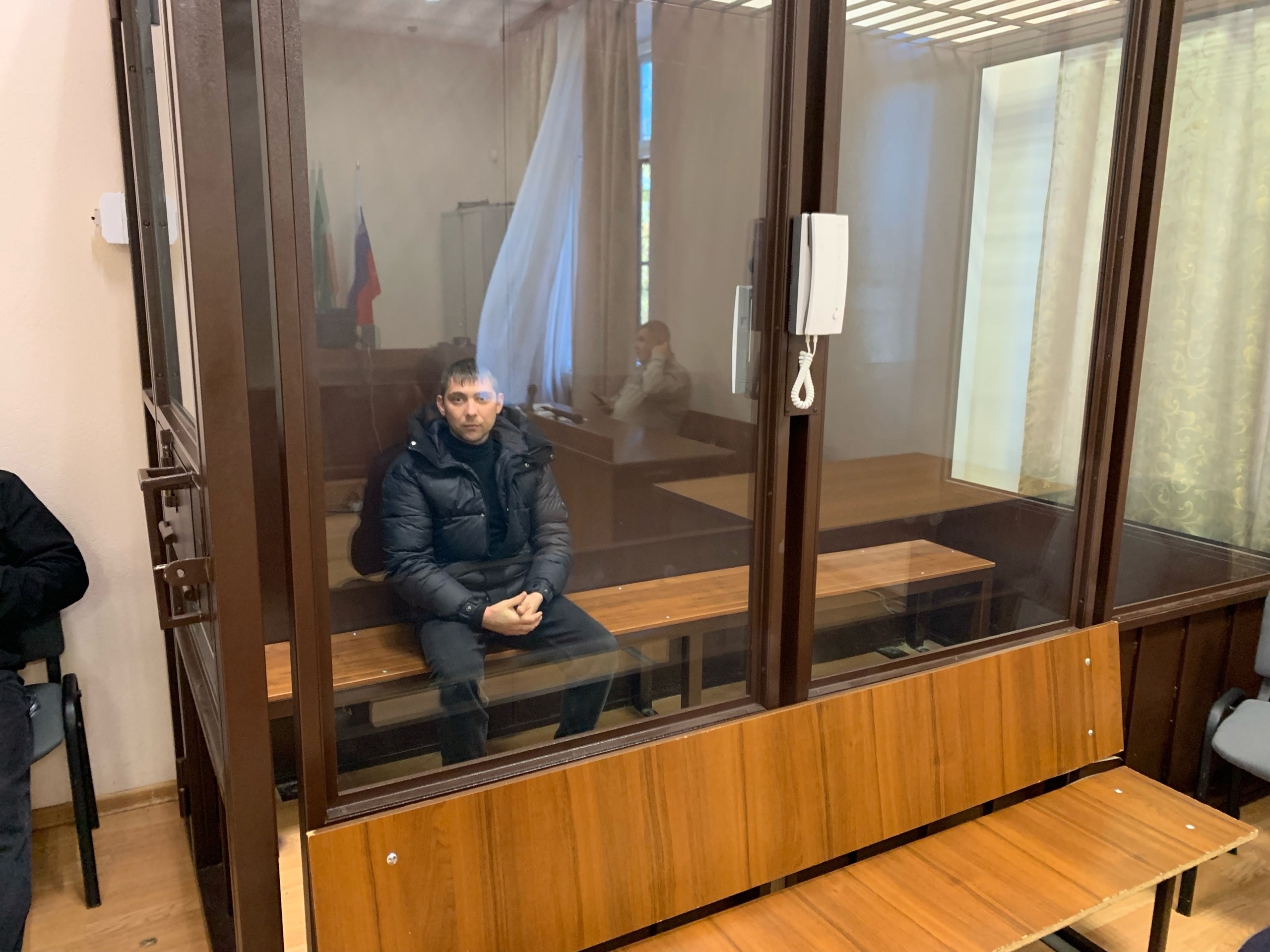 В суд Казани доставили грабителя ювелирного магазина на Декабристов