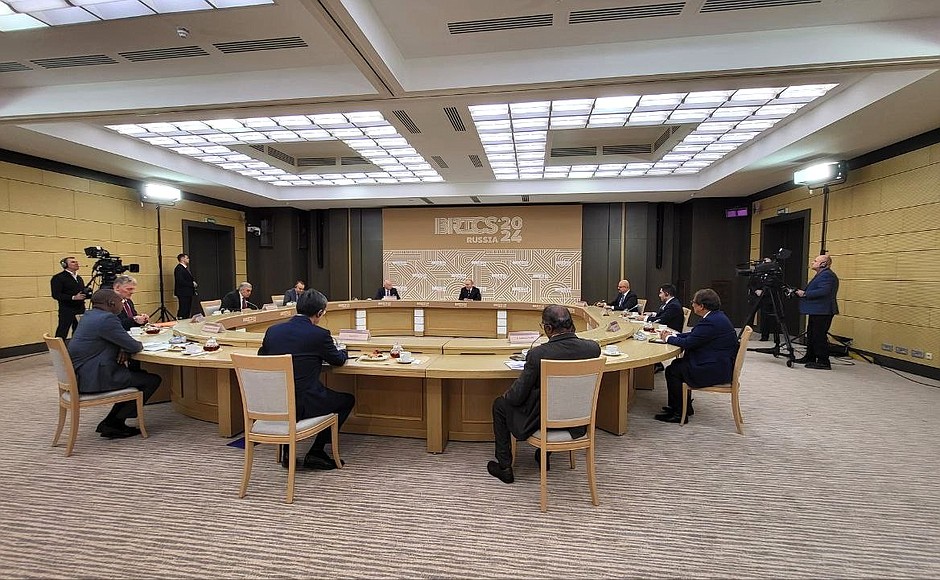 Путин заявил, что БРИКС никому себя не противопоставляет