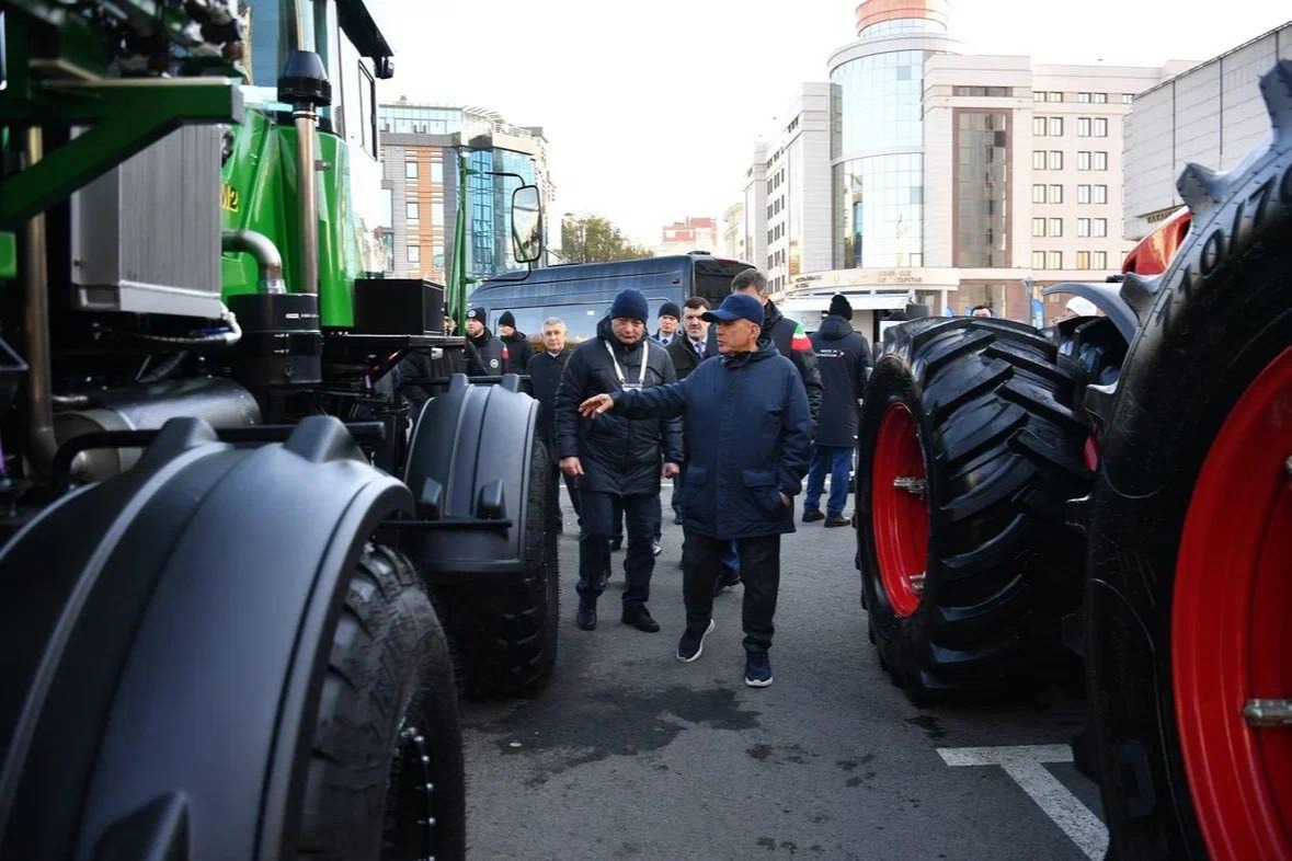 Минниханов осмотрел готовность выставки продукции Татарстана к саммиту БРИКС
