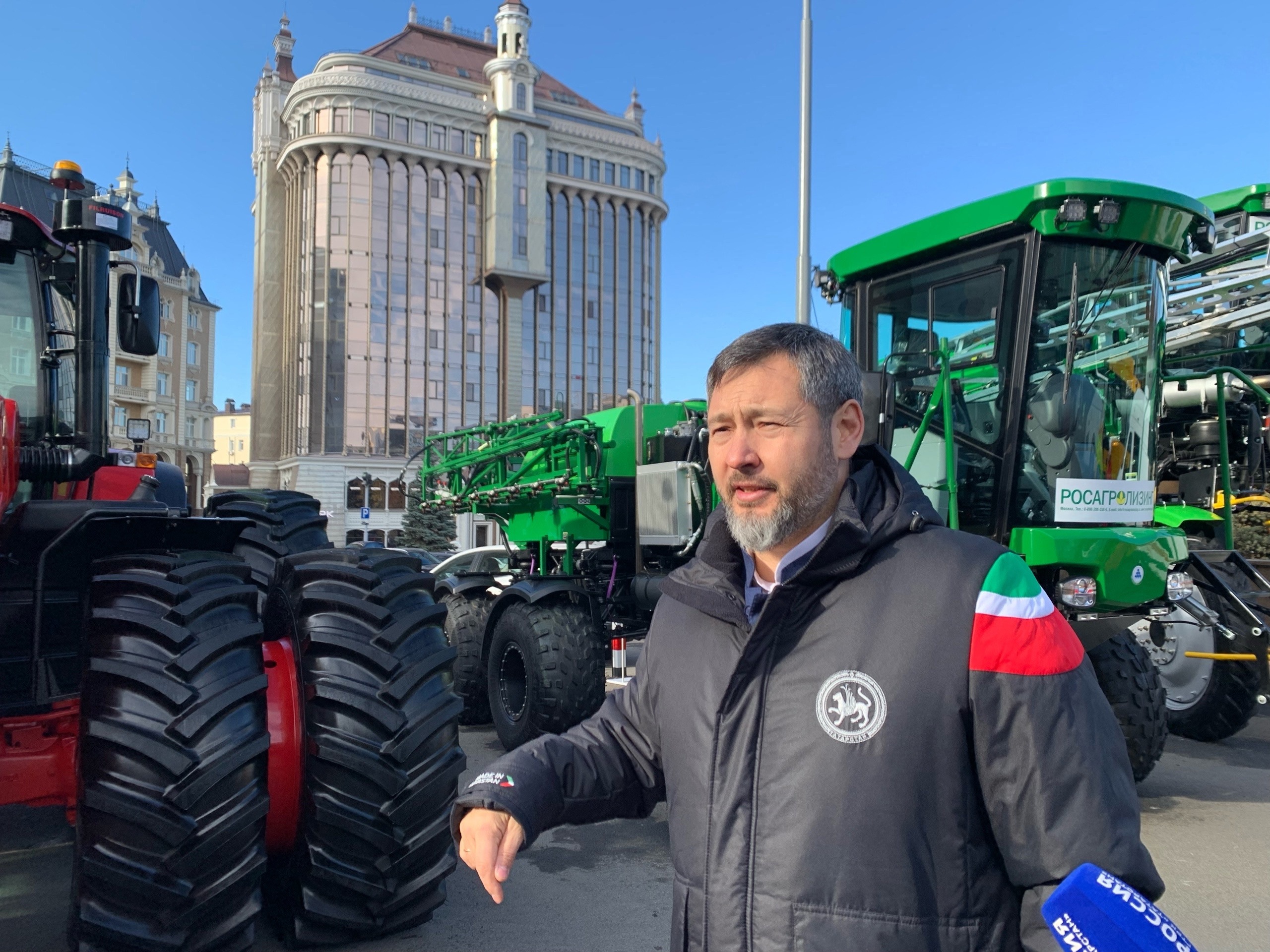 Олег Коробченко презентовал выставку экспортной техники из Татарстана