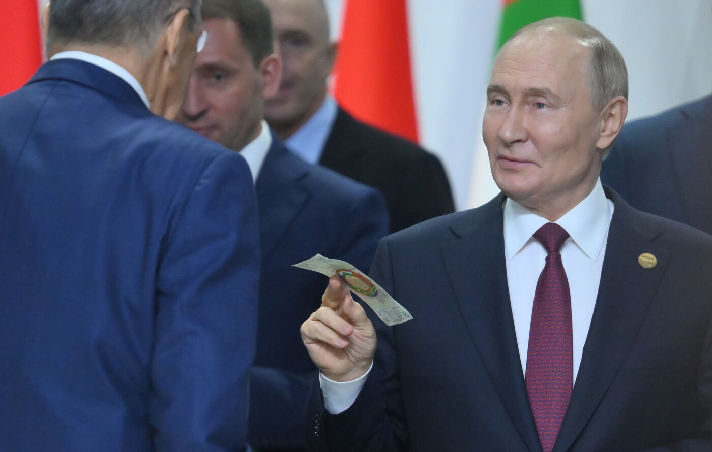 Путину показали символическую «купюру БРИКС» на саммите в Казани
