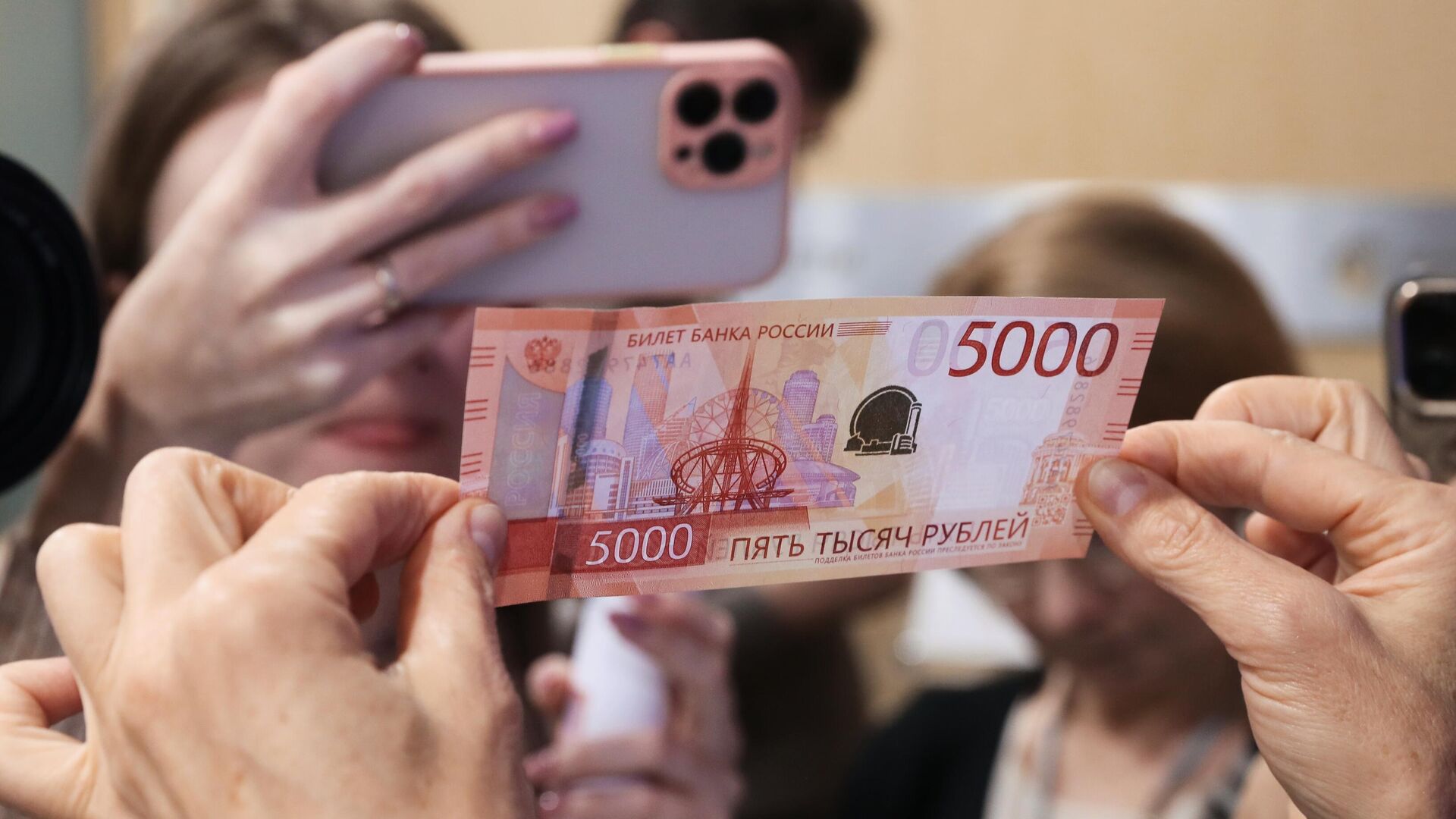В регионах России появились новые пятитысячные купюры