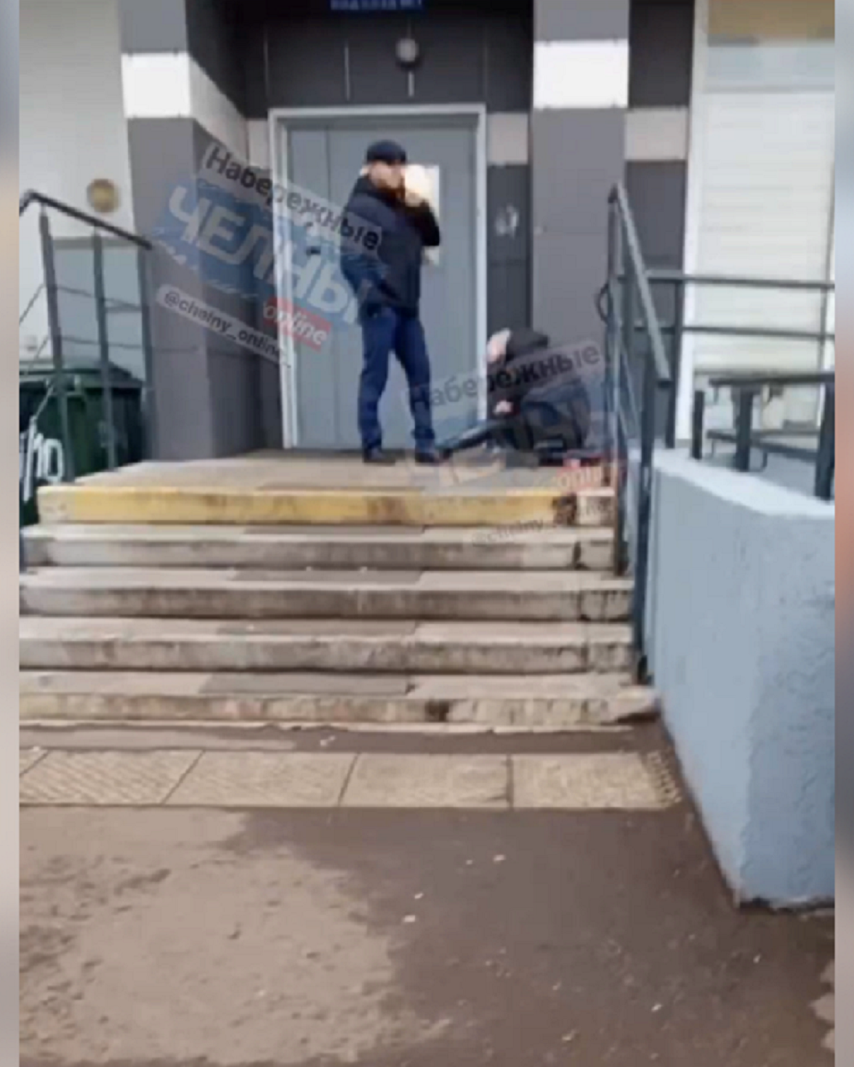 После падения стеклянной бутылки на голову челнинка попала в больницу