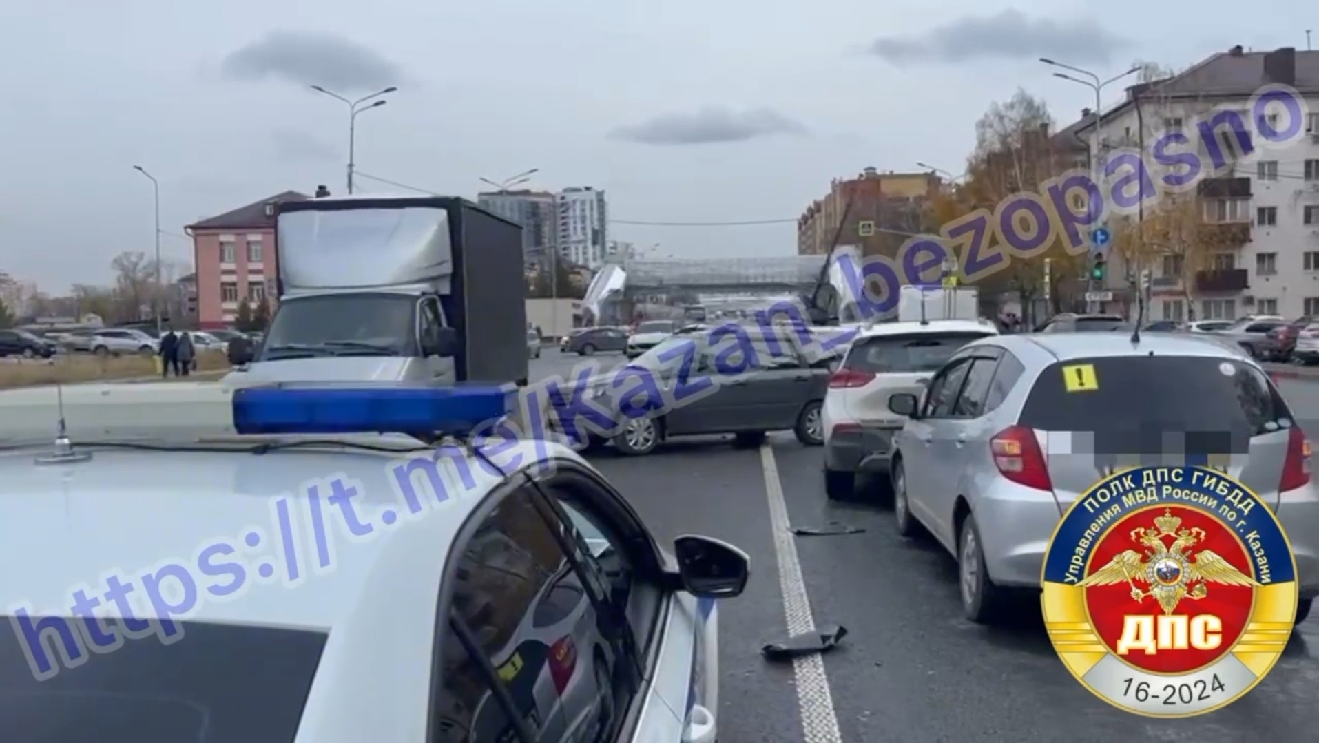 Казанец выехал на красный свет и врезался в 4 авто