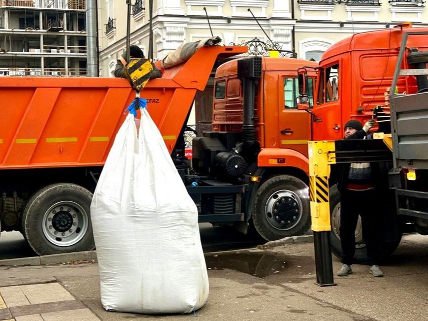 Казанское метро готовят к зиме: закупили инвентарь, песок и соль