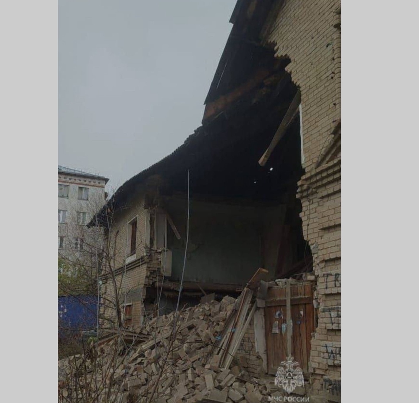 Стена здания обрушилась в Авиастроительном районе Казани