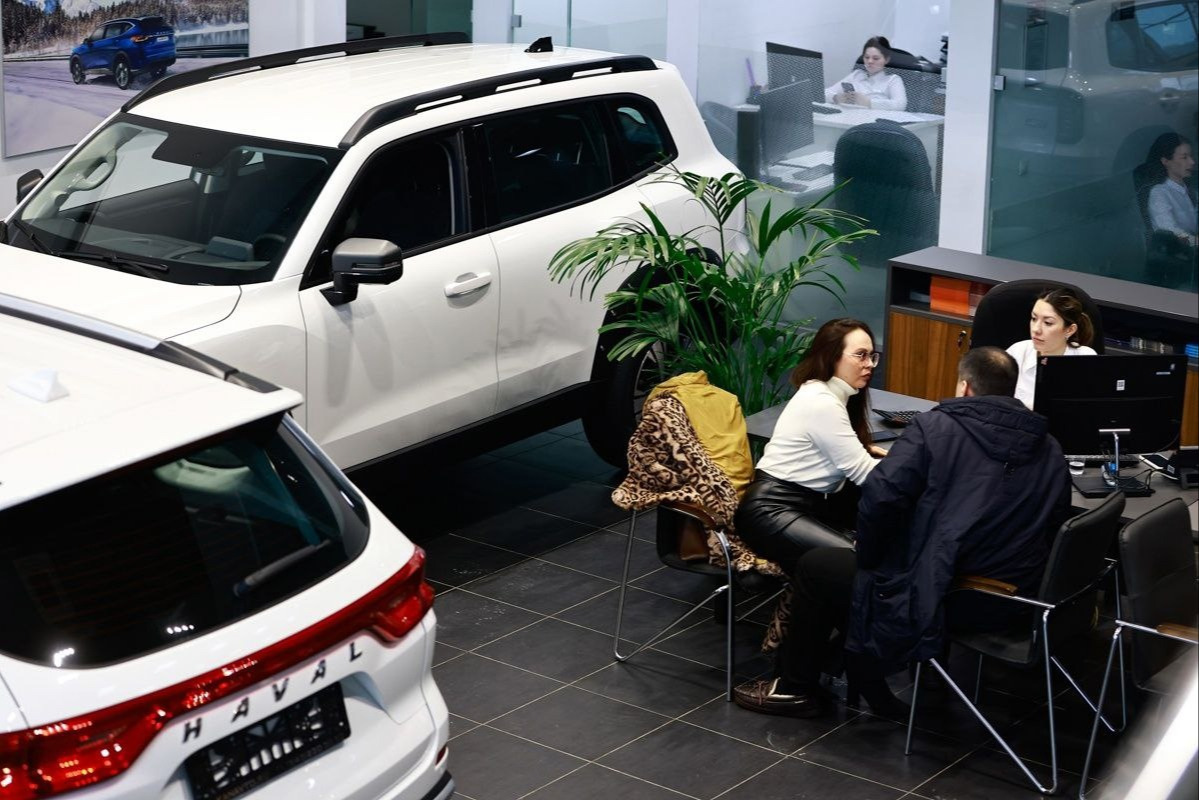 Двенадцать брендов на рынке России повысили цены на автомобили