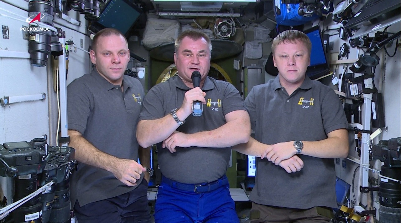 Космонавты поздравили россиян с Днем народного единства с МКС