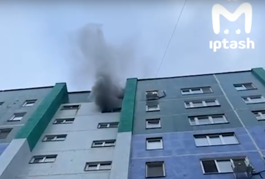 Двух детей и трех взрослых спасли из горящей квартиры в Челнах