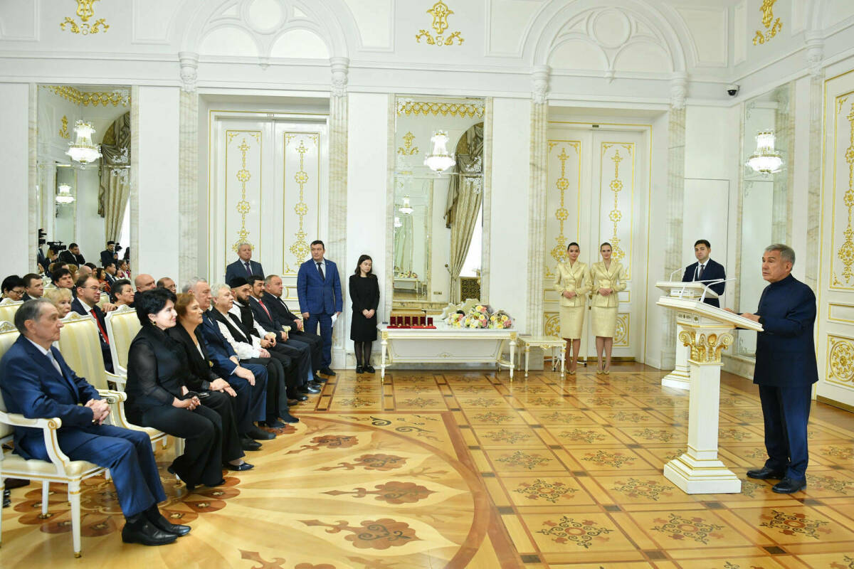 Минниханов наградил татарстанцев за вклад в развитие общества