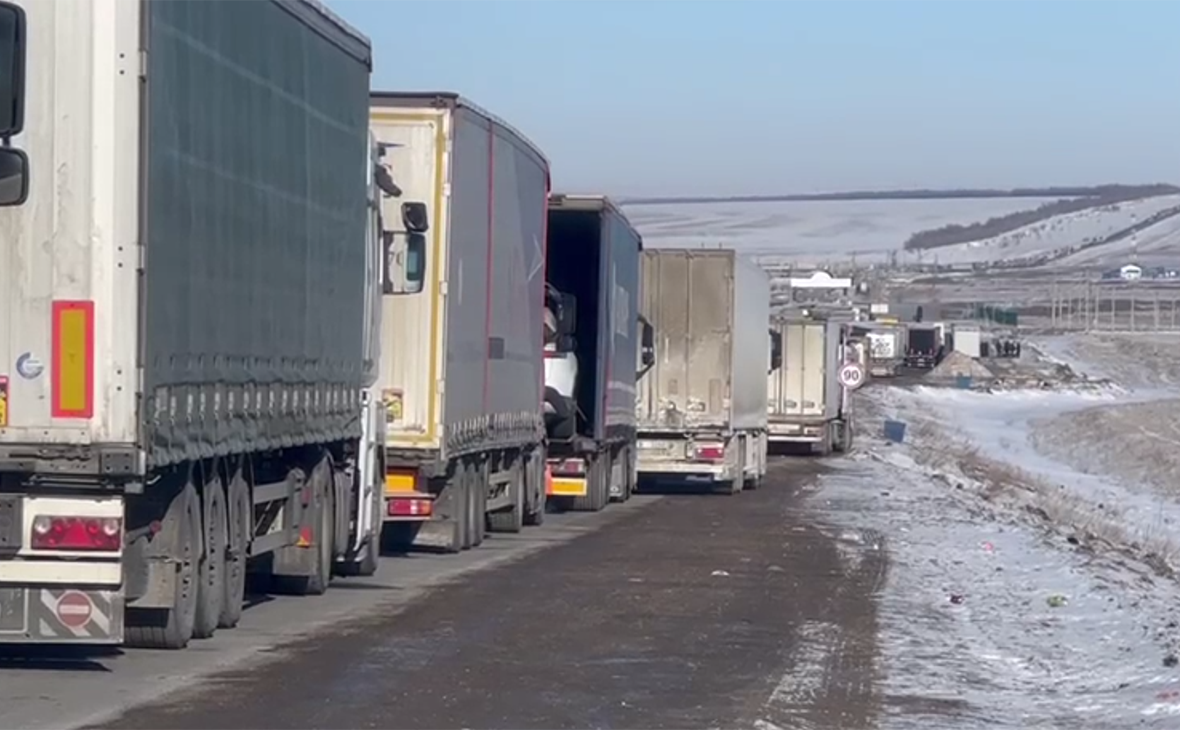 Почти 300 грузовых фур встали на казахстанско-российской границе