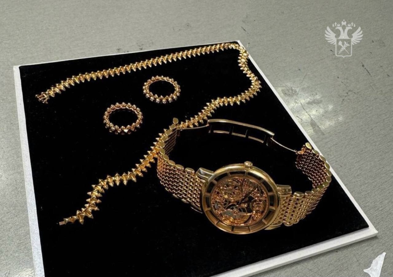 Мисс Россия пыталась провезти контрабандой украшения на 12 млн рублей