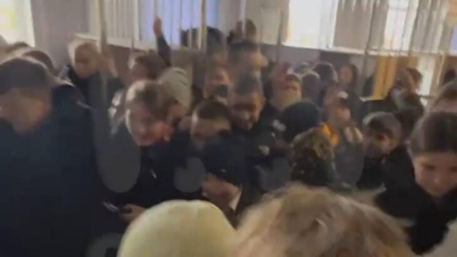 В школе Краснодара у гардероба произошла давка, пострадали несколько детей