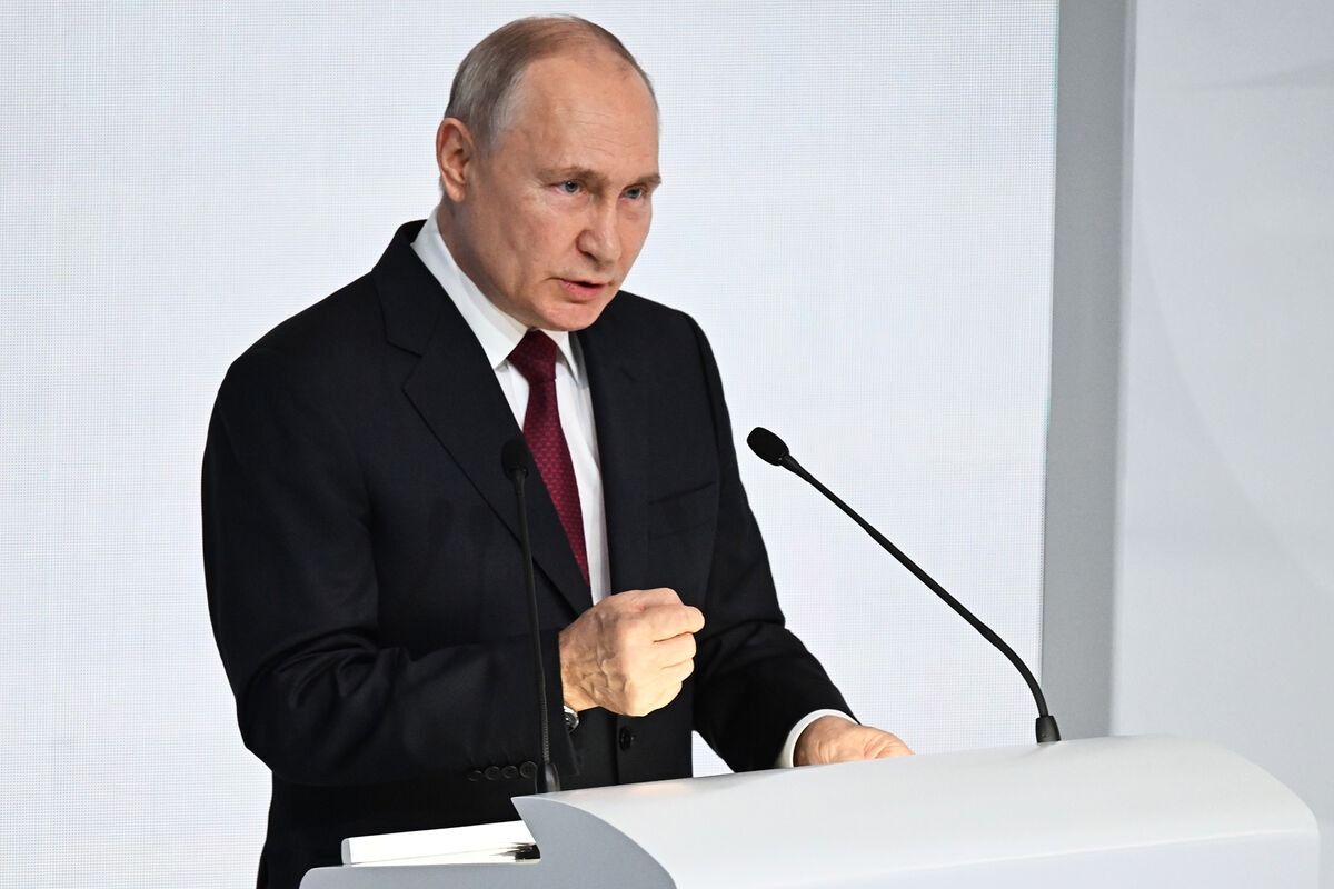 Мигранты обязаны знать законы России и соблюдать их, заявил Путин