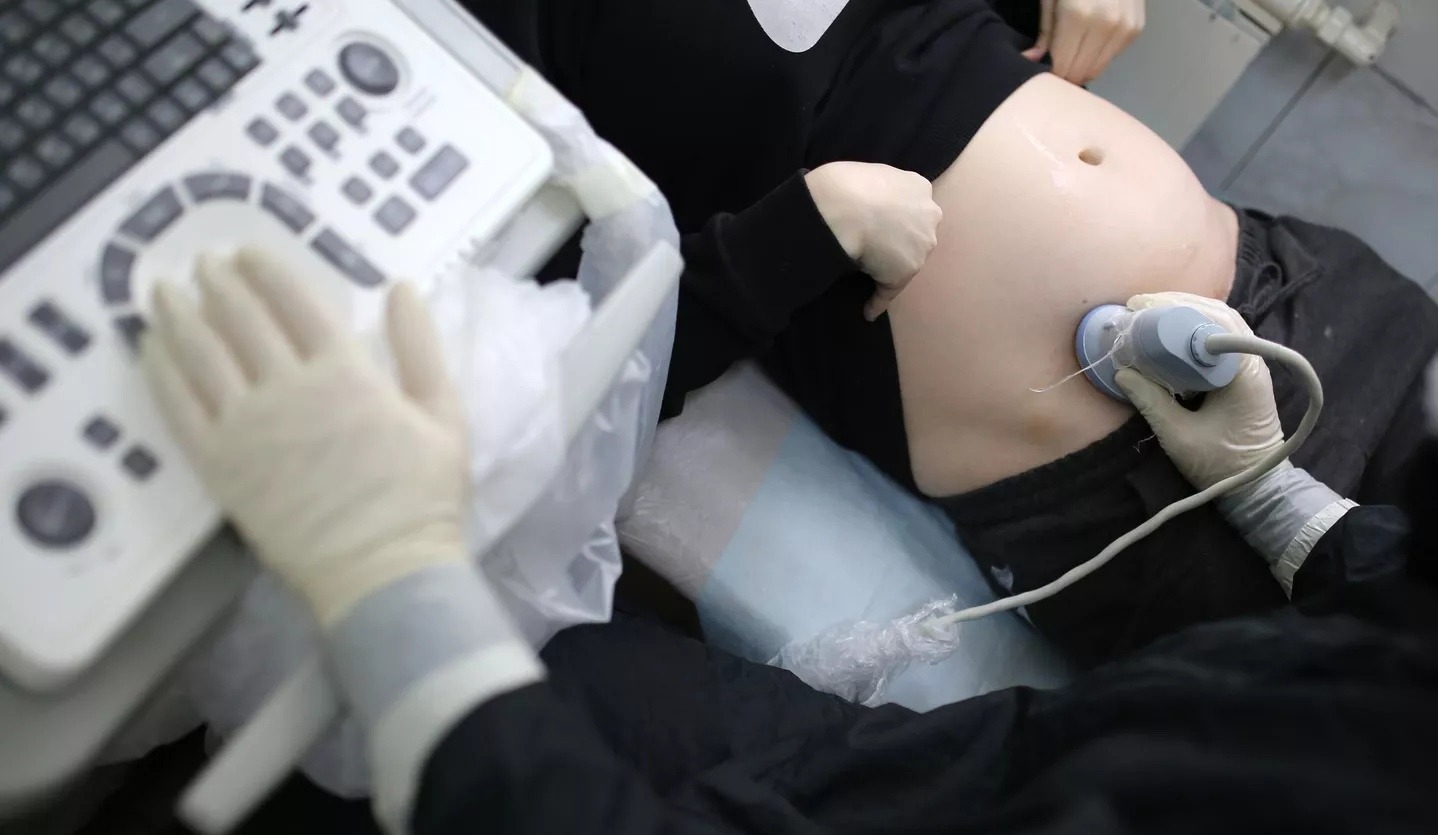 Депутаты предложили платить по 100 тысяч рублей студенткам-роженицам