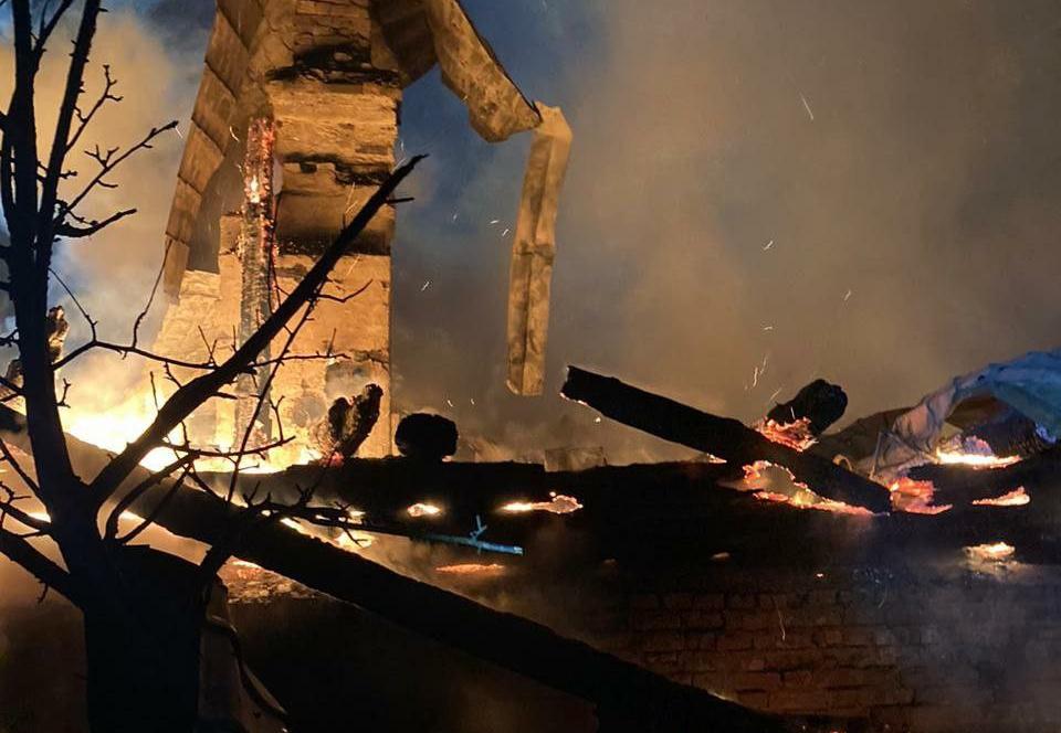 Два человека погибли на пожаре в частном доме в Татарстане