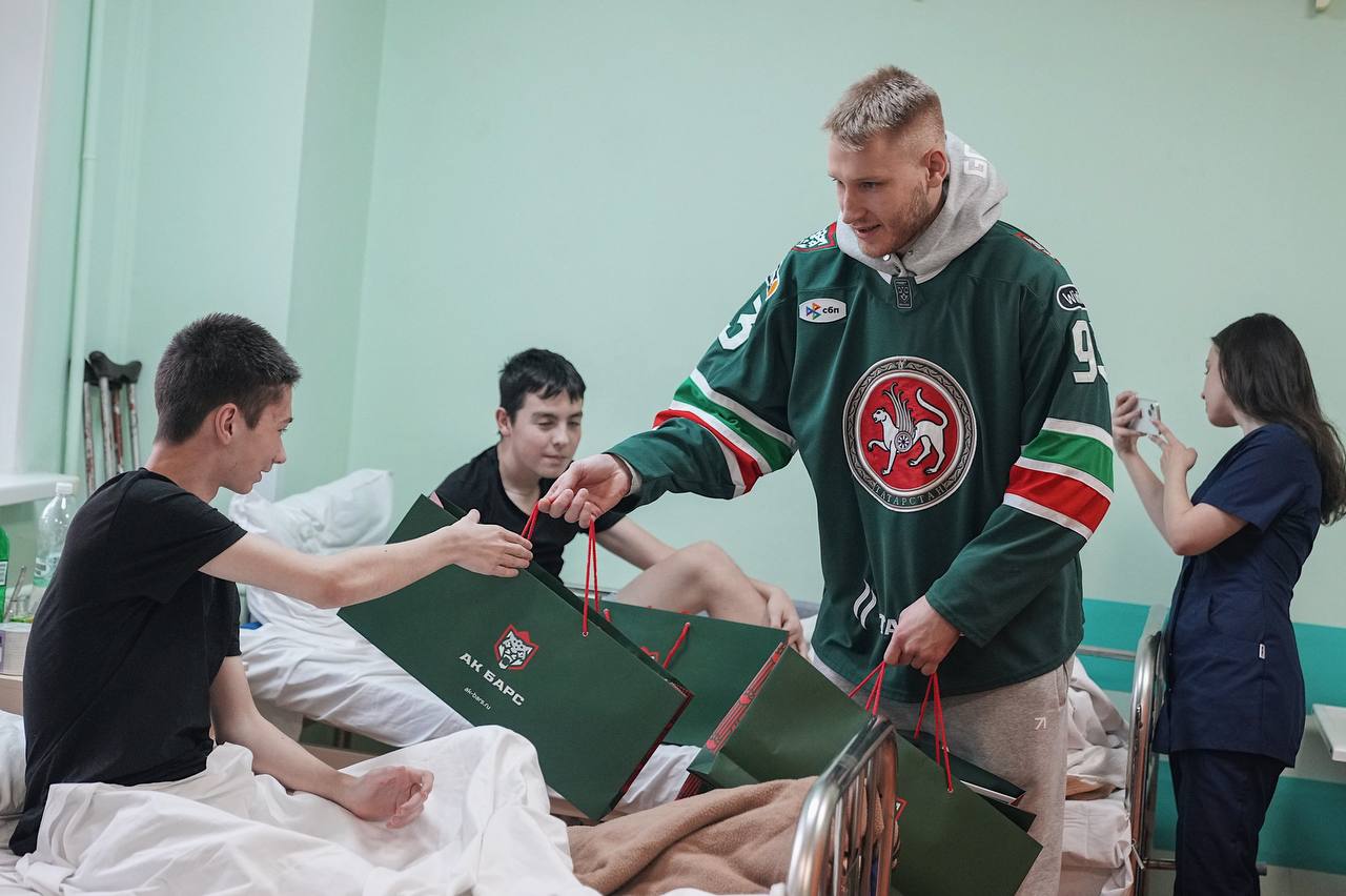 Игроки «Ак Барса» посетили Детскую республиканскую клиническую больницу