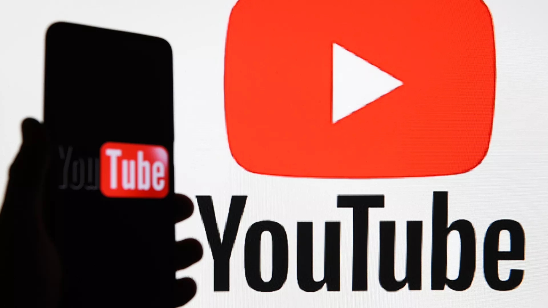 Путин пообещал разобраться с замедлением YouTube на встрече с Шахназаровым
