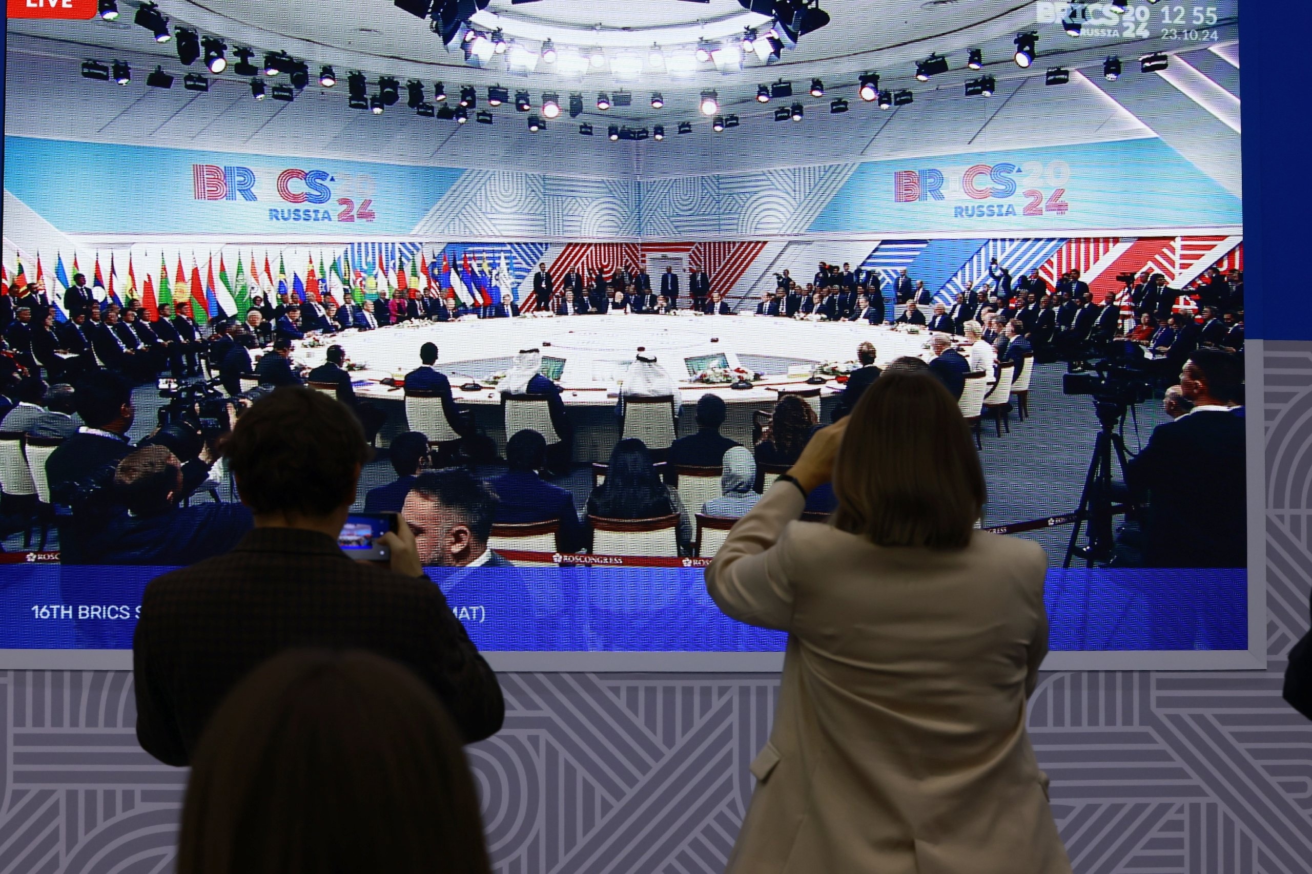 Запад боится конкуренции с финансовой системой БРИКС