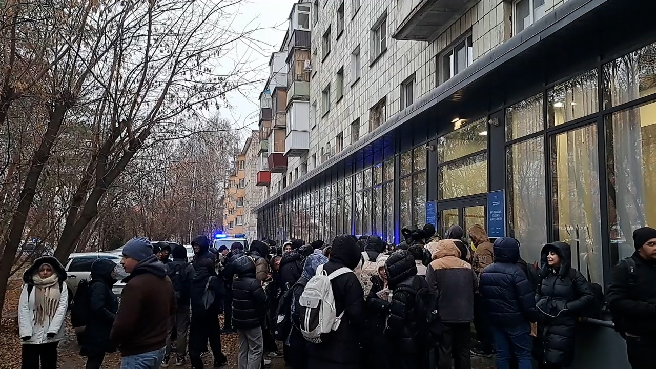 Перед зданием КФУ в Казани подрались мигранты