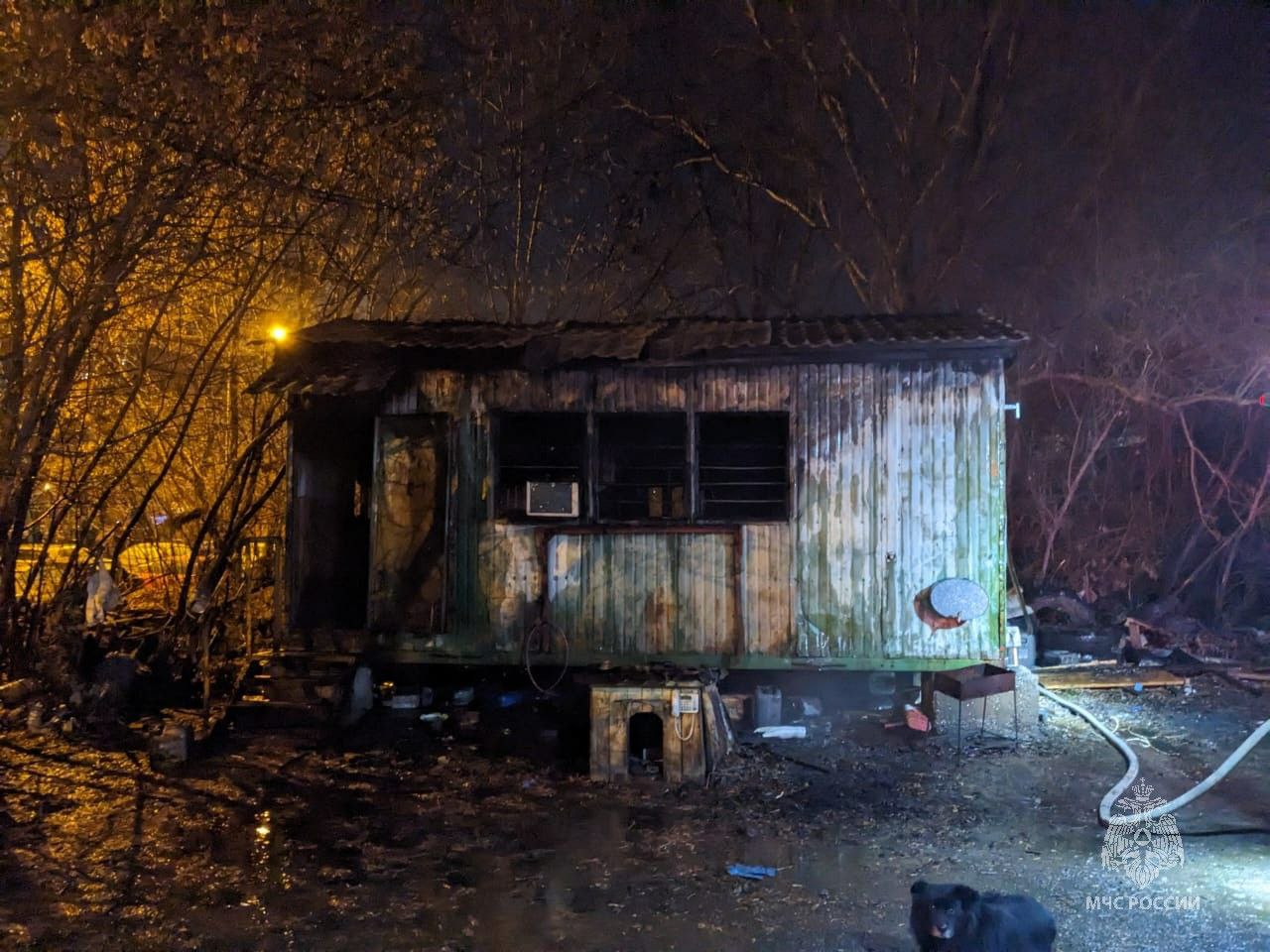 В загоревшемся вагоне-бытовке в Казани погиб пожилой мужчина