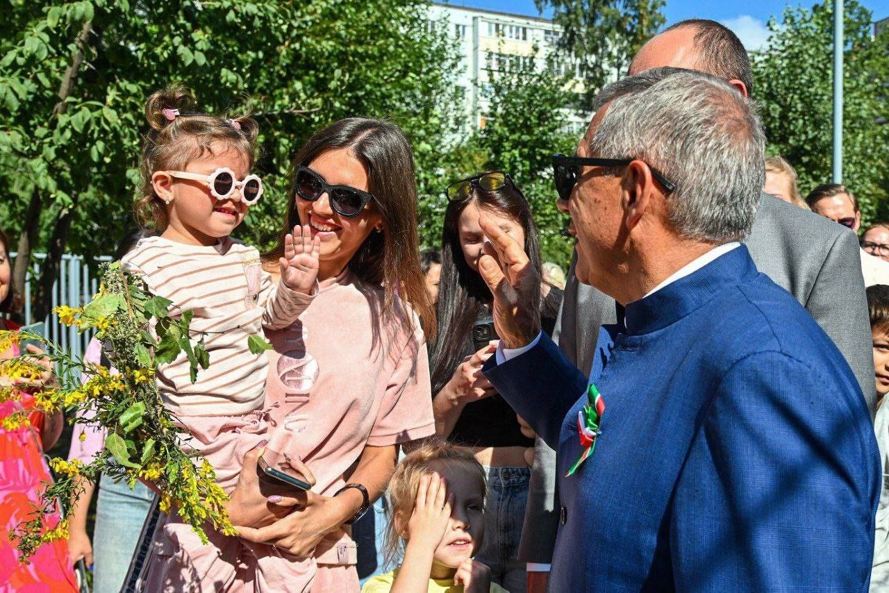 Рустам Минниханов поздравил татарстанцев с Днем матери