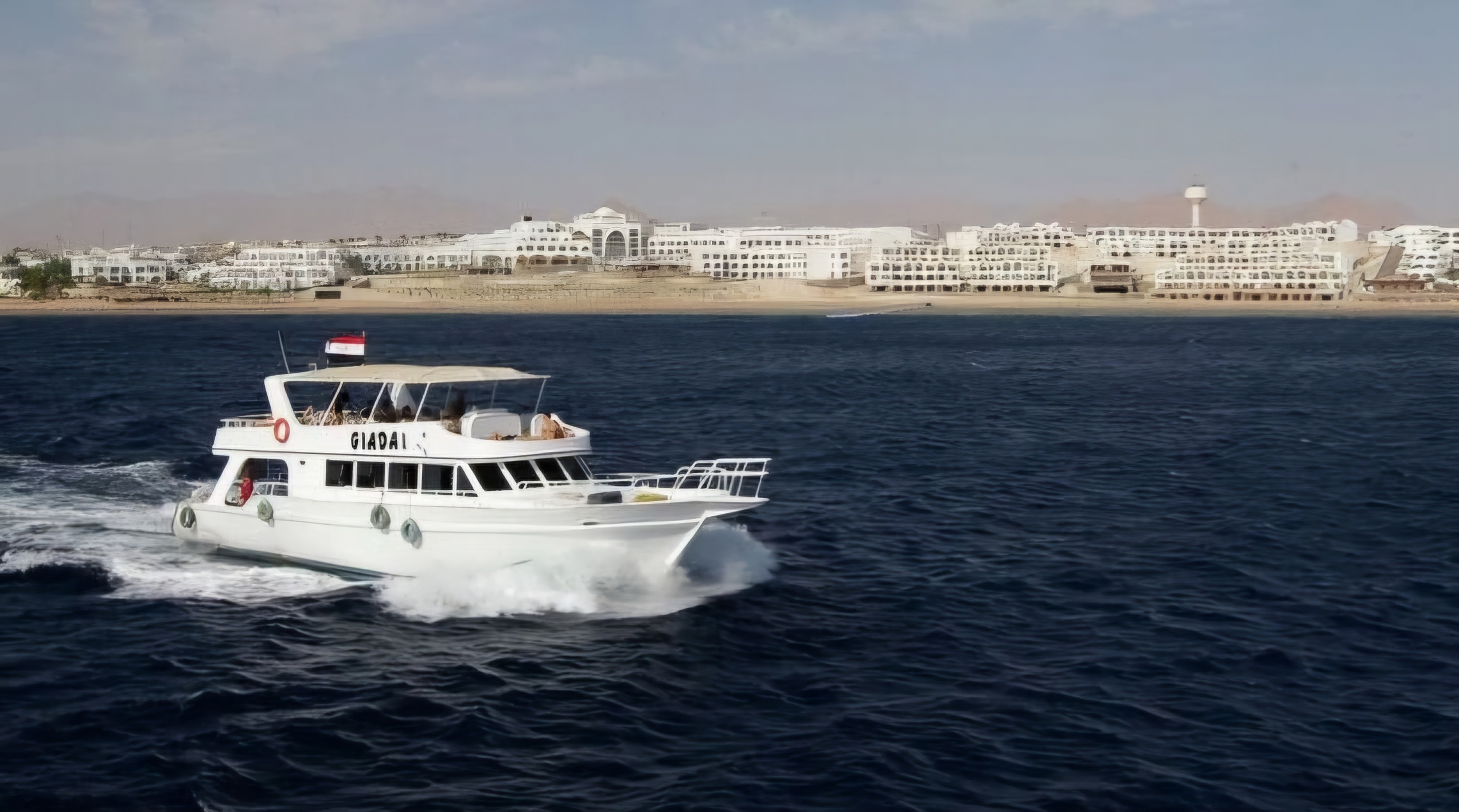 В Красном море затонула яхта с 31 туристом и 14 членами экипажа