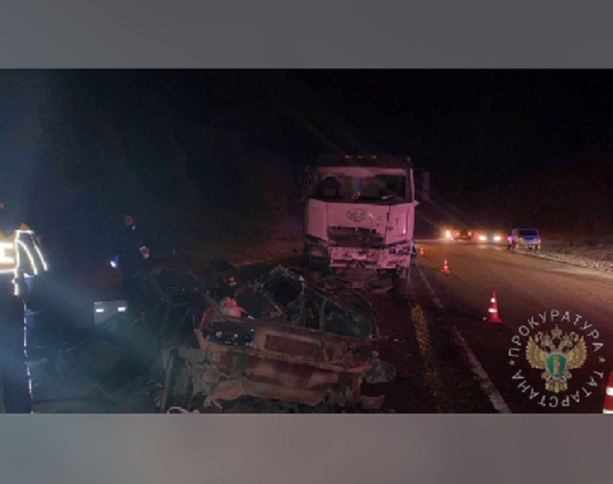 На трассе в Татарстане столкнулись легковушка и грузовик, погибли 3 человека