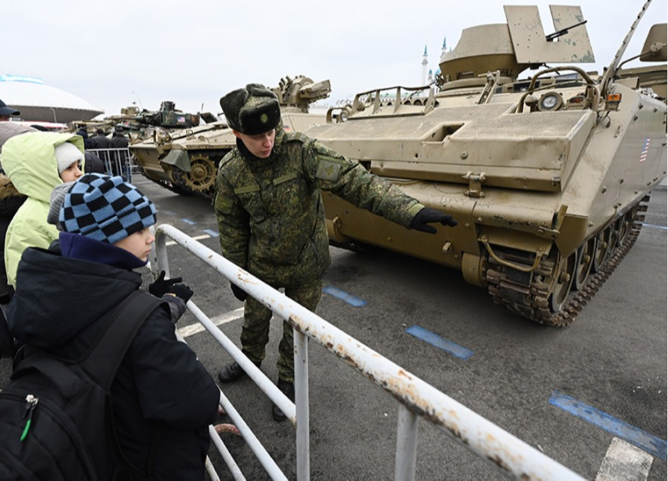 Контракты с Минобороны на выставке трофейной техники подписали 400 татарстанцев