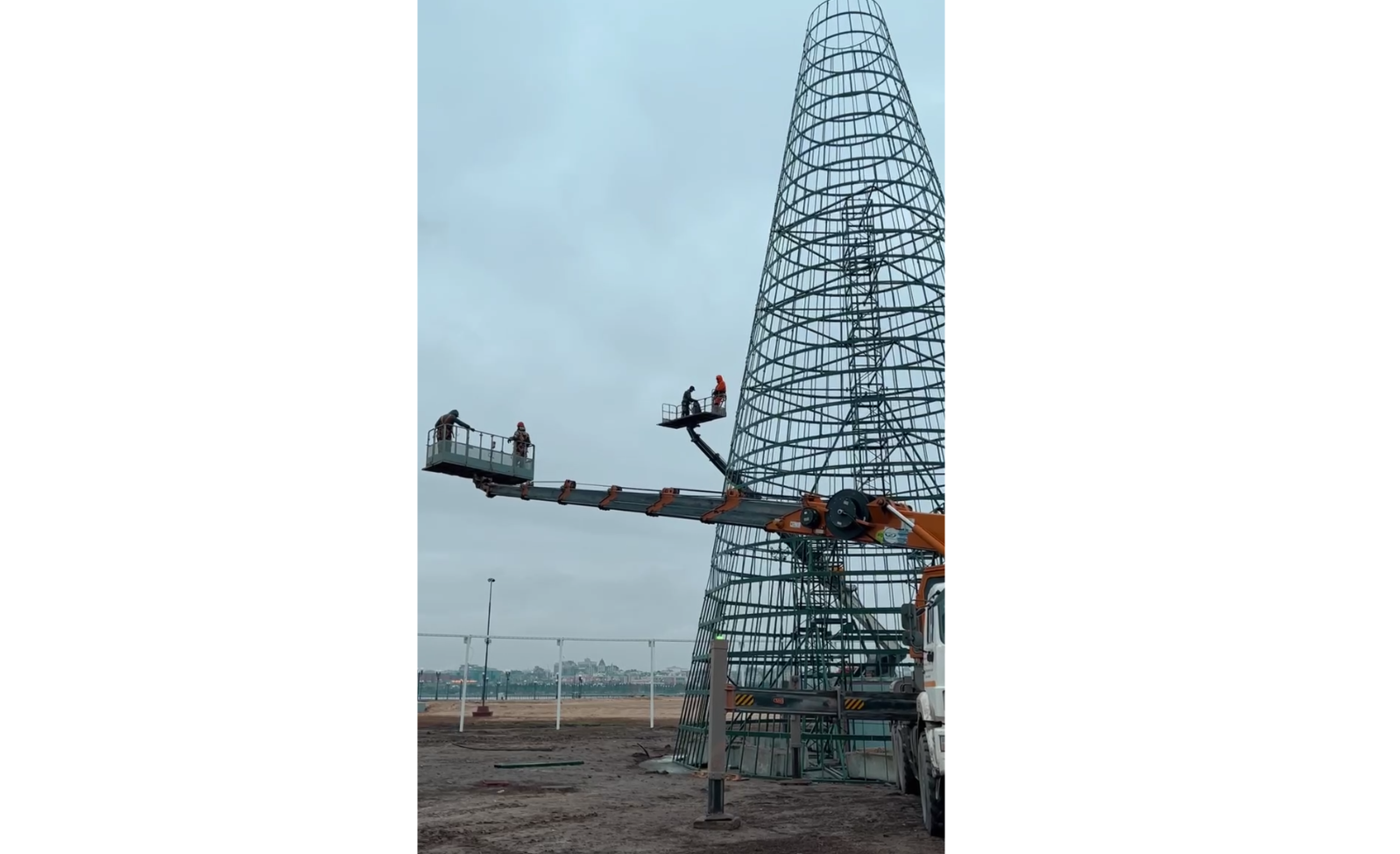 Каркас главной городской елки Казани возвели почти на всю высоту