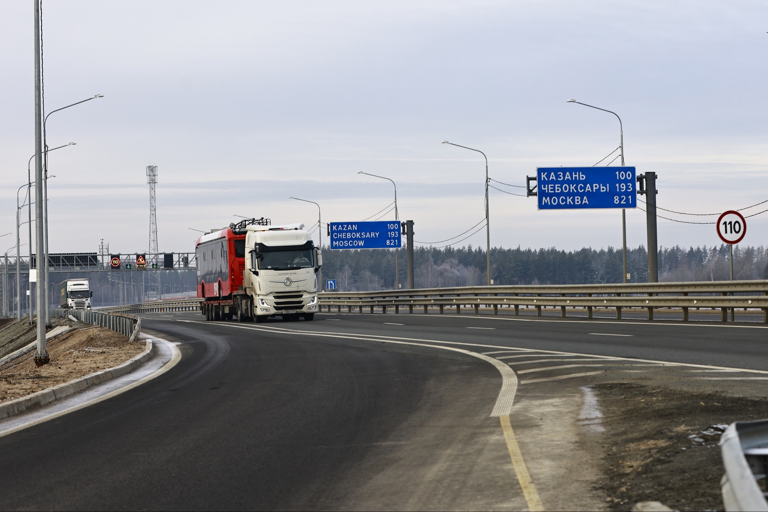 Трассу M-12 в Татарстане закрывают от снежных «нападок»