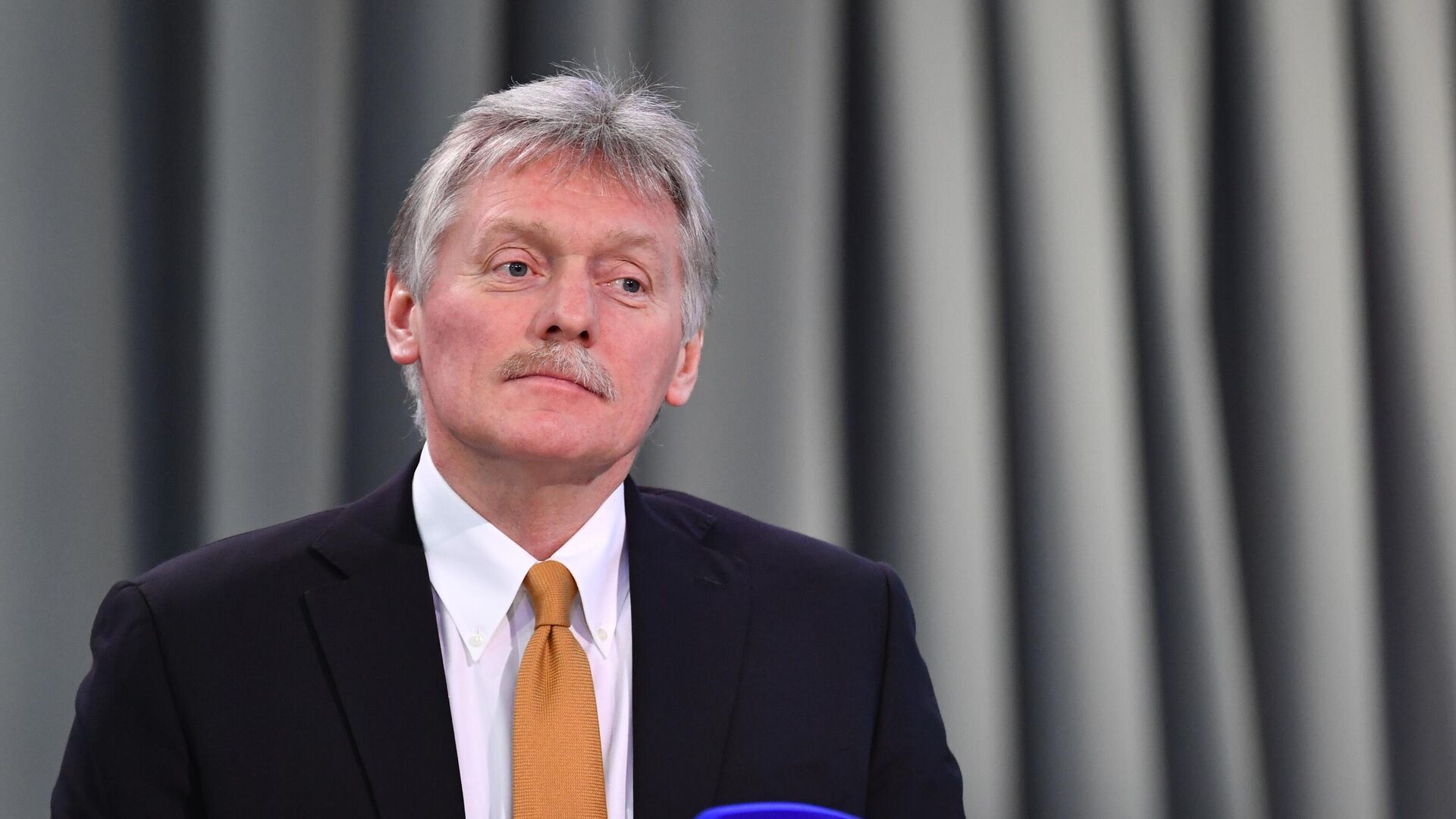 Песков счел маловажным падение курса рубля