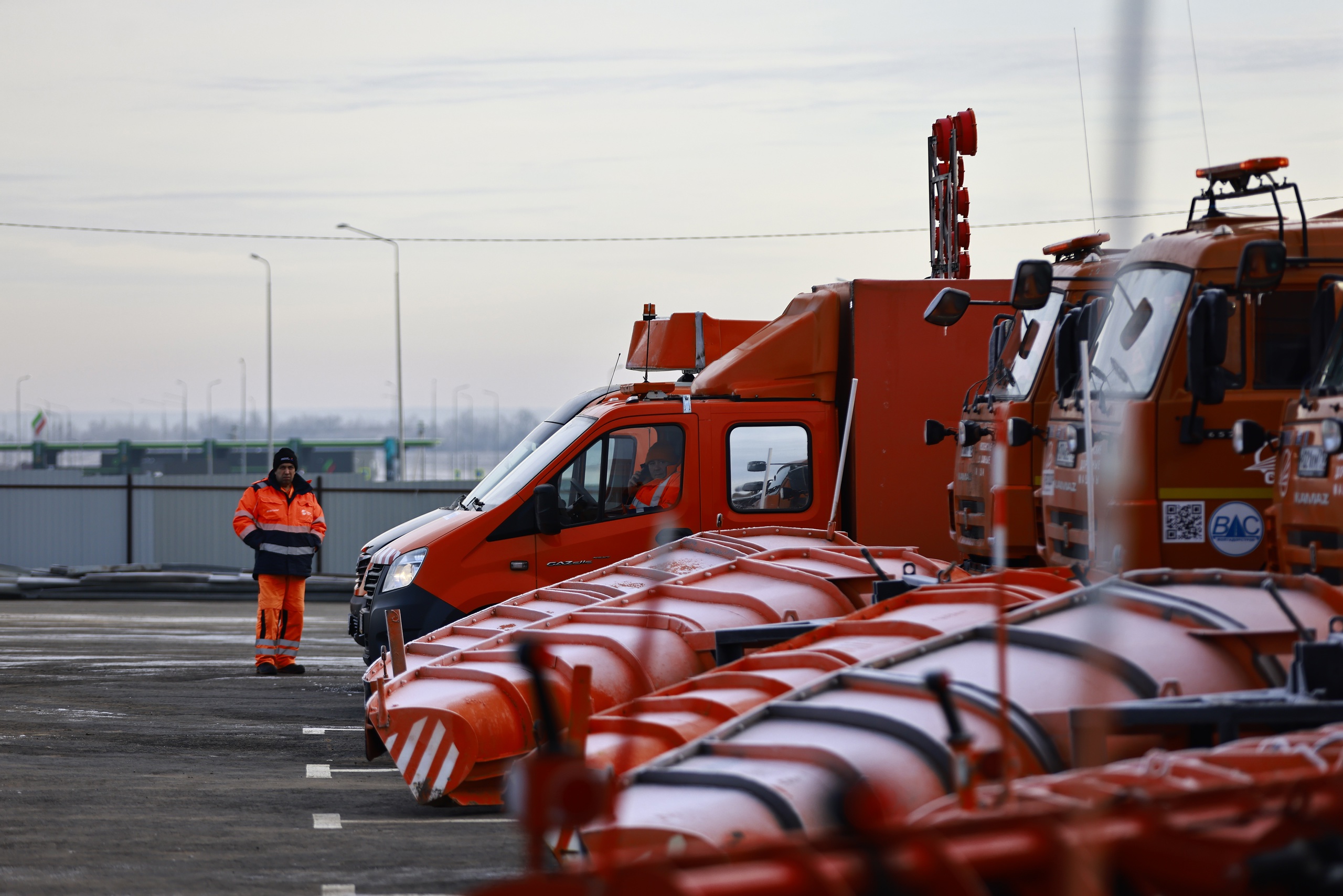 В Казани на противогололедную обработку дорог вышла первая техника