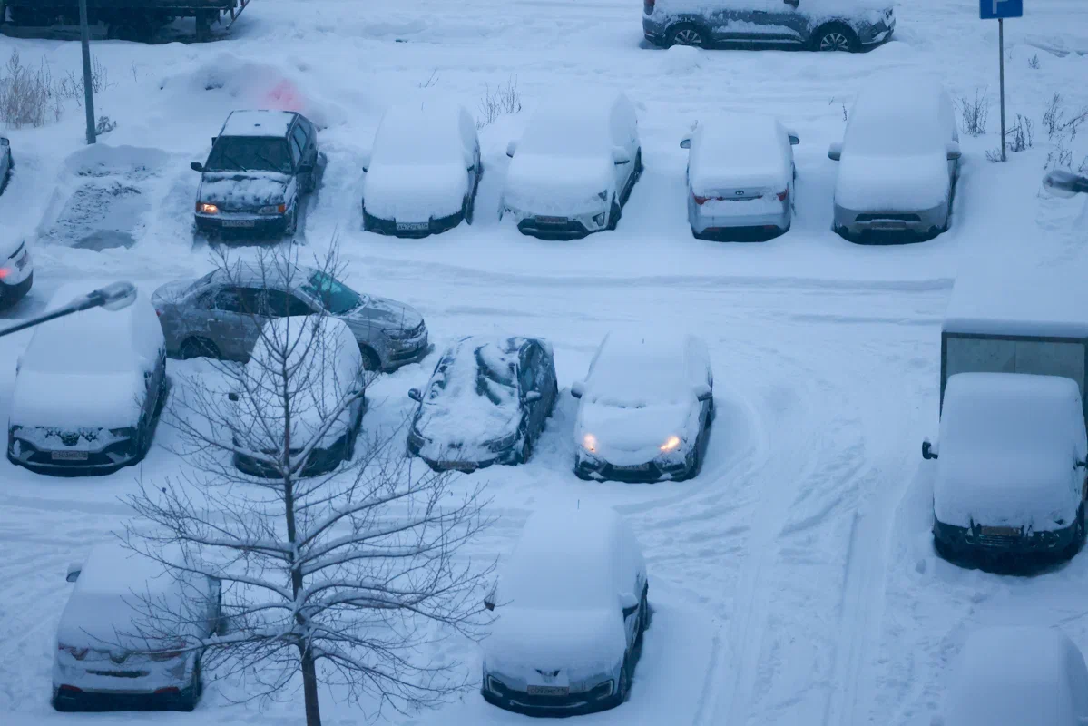 Жители Казани застряли в многокилометровых пробках из-за снегопада