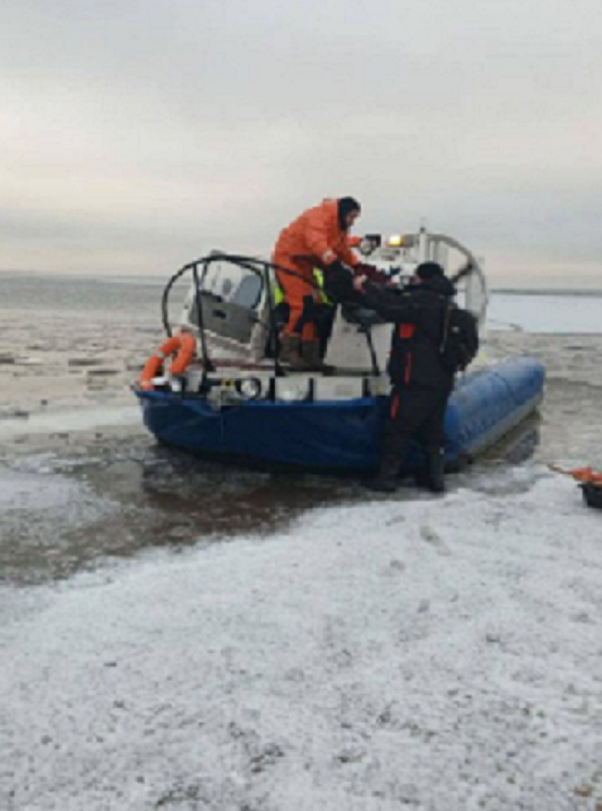 В Татарстане пришлось спасать оказавшихся на отколовшейся льдине рыбаков