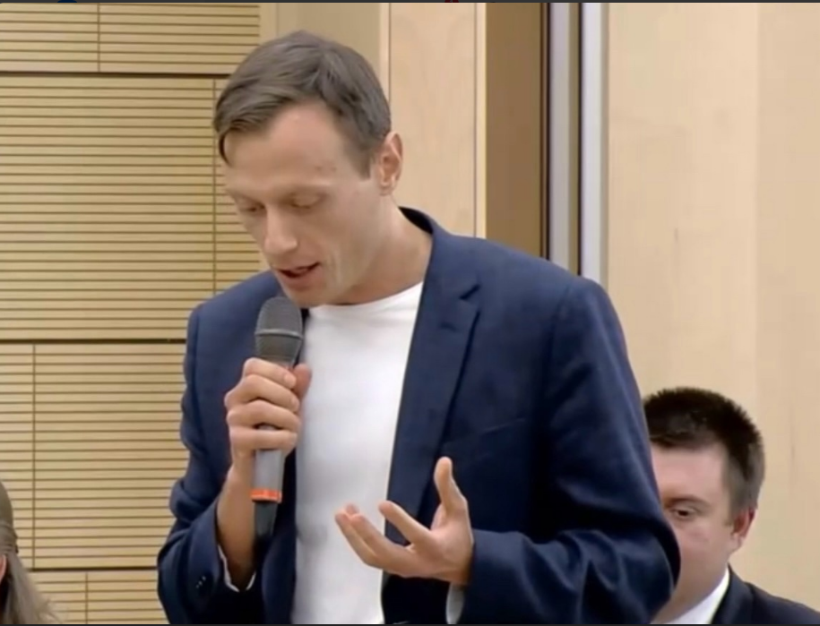 Ректор университета «Иннополис» уронил модель, демонстрируя ее Путину